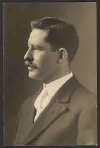 [Hombre con corbata blanca] de Louis Fleckenstein