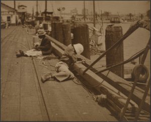 [Hombres sentados en el muelle]