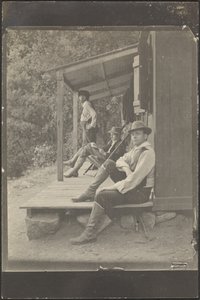 [Hombres sentados en un porche] de Louis Fleckenstein