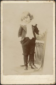 [Retrato de niño de pie sobre una silla] de Louis Fleckenstein