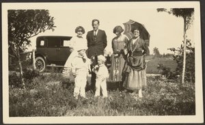 [Retrato de la familia de Florence fuera con el coche] de Louis Fleckenstein