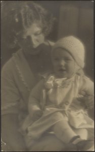 [Retrato de una madre con su bebé en el regazo]