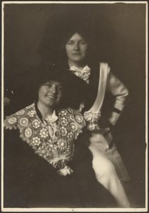 [Retrato de dos mujeres con trajes adornados]