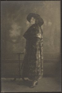 [Retrato de mujer con abrigo largo ante el tapiz] de Louis Fleckenstein