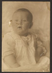 [Retrato de un bebé con vestido de encaje]