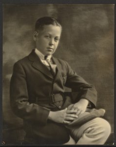 [Retrato de un niño con gorra en la rodilla]