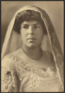 [Retrato de una novia con vestido de cuentas] de Louis Fleckenstein
