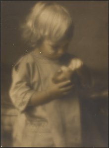 [Retrato de un niño con una manzana] de Louis Fleckenstein