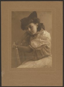 [Retrato de niña con gran lazo] de Louis Fleckenstein