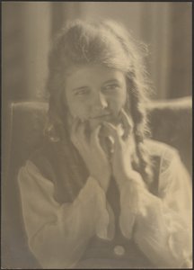 Retrato de una niña con rizos