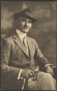 [Retrato de un hombre con bastón y guantes] de Louis Fleckenstein
