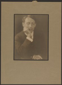 [Retrato de un hombre con la barbilla apoyada en la mano] de Louis Fleckenstein