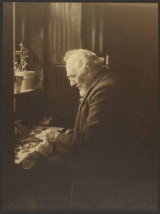 [Retrato de un hombre trabajando en un escritorio] de Louis Fleckenstein