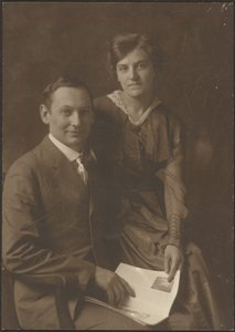 [Retrato de un hombre y una mujer sosteniendo una revista]