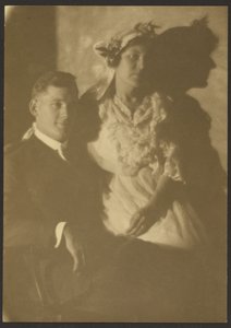 [Retrato de un hombre y una mujer con sombrero de flores] de Louis Fleckenstein