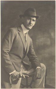 [Retrato de un hombre con bastón y guantes] de Louis Fleckenstein