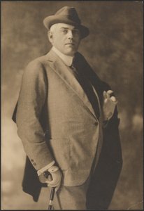 [Retrato de un hombre con bastón y guantes] de Louis Fleckenstein