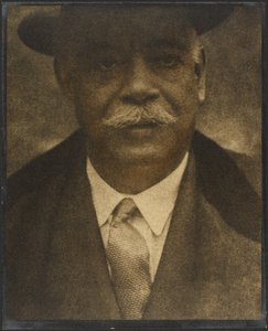 [Retrato de un hombre con la ala del sombrero] de Louis Fleckenstein