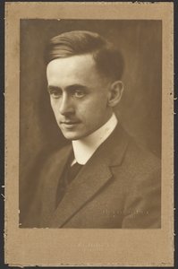 [Retrato de un hombre con cuello alto]