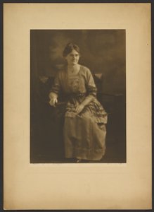 [Retrato de una mujer sentada con vestido y lazos.] de Louis Fleckenstein