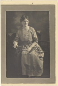 [Retrato de una mujer sentada con vestido y lazos.] de Louis Fleckenstein