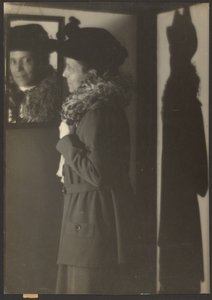 [Retrato de una mujer, su reflejo y su sombra] de Louis Fleckenstein