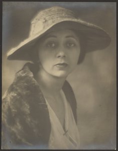 [Retrato de mujer con capelina de piel]