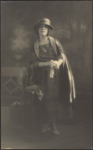 [Retrato de una mujer apoyada en un banco] de Louis Fleckenstein
