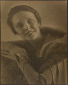 [Retrato de una mujer apoyada en una silla] de Louis Fleckenstein