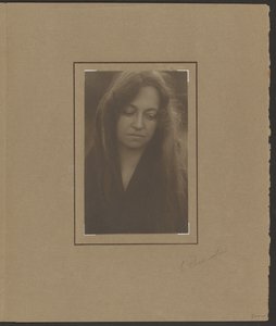 [Retrato de una mujer mirando hacia abajo] de Louis Fleckenstein