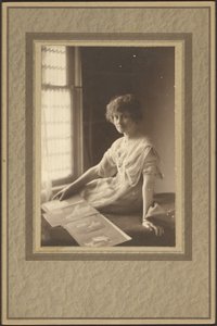 [Retrato de una mujer mirando un álbum] de Louis Fleckenstein
