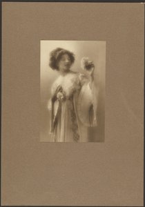 [Retrato de una mujer con túnica plisada] de Louis Fleckenstein