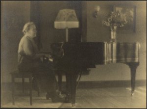 [Retrato de una mujer sentada al piano]