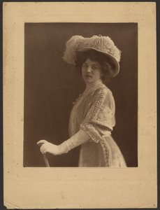 [Retrato de mujer de pie con paraguas] de Louis Fleckenstein