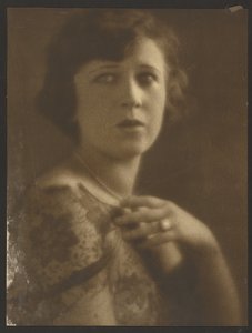 [Retrato de mujer con top de encaje] de Louis Fleckenstein