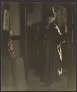 [Retrato de una mujer en la puerta] de Louis Fleckenstein