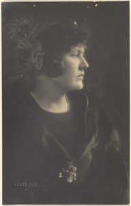 [Retrato de una mujer con capa de piel] de Louis Fleckenstein
