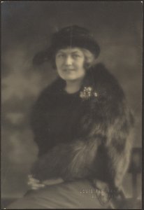 [Retrato de una mujer con capa de piel] de Louis Fleckenstein