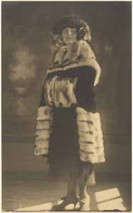 [Retrato de mujer con abrigo de piel y manguito] de Louis Fleckenstein