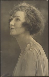 [Retrato de una mujer con pieles (no visible)]