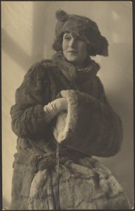 [Retrato de mujer en pieles con manguito]