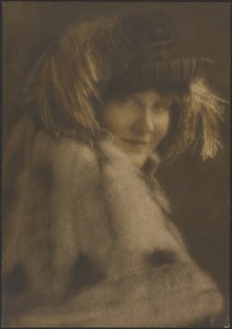 [Retrato de una mujer con sombrero de plumas] de Louis Fleckenstein