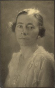 [Retrato de una mujer con blusa blanca]