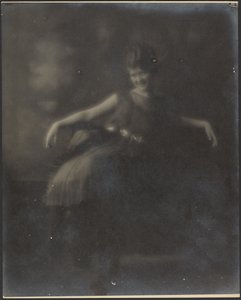 [Retrato de una mujer con un lazo en el cinturón] de Louis Fleckenstein