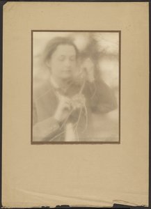 [Retrato de mujer con nido de pájaro y rama] de Louis Fleckenstein