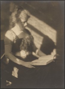 [Retrato de mujer con libro] de Louis Fleckenstein