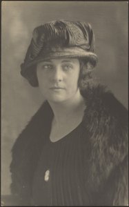 [Retrato de mujer con alfiler de camafeo] de Louis Fleckenstein