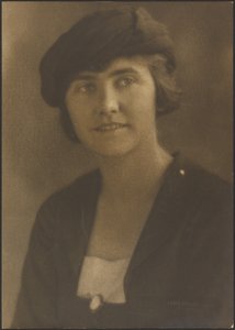 [Retrato de una mujer con un broche de camafeo] de Louis Fleckenstein