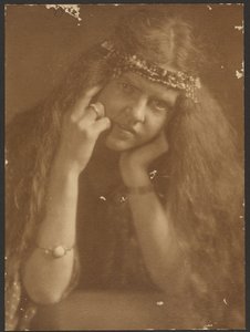 [Retrato de una mujer con diadema] de Louis Fleckenstein