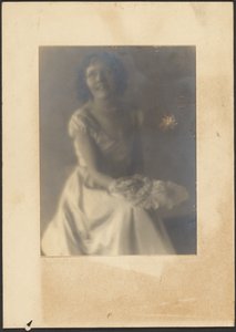 [Retrato de mujer con abanico de plumas] de Louis Fleckenstein